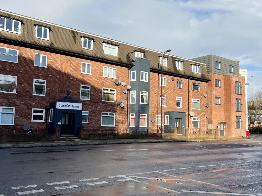 Lot: 95 - FLAT FOR INVESTMENT OR OCCUPATION - Purpose built block of flats